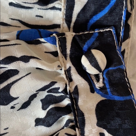 Blue black white floral button down blouse - Picture 5 of 7